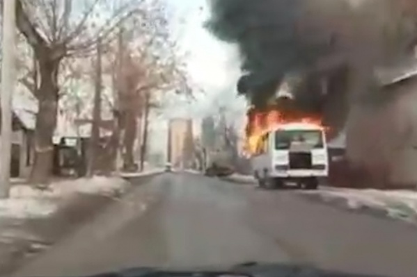 Автобус загорелся на дороге Автобус загорелся на дороге