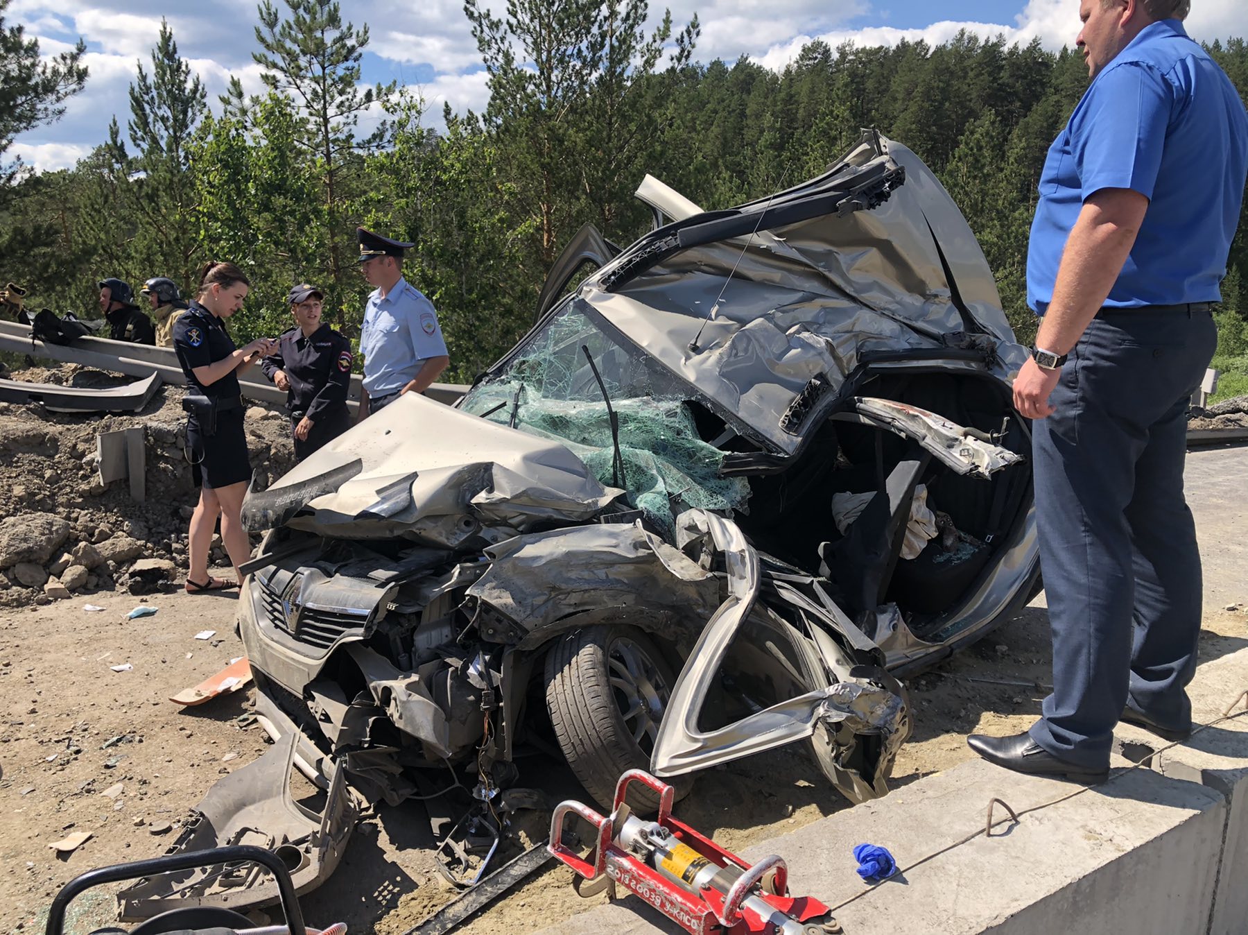 Из покорёженных автомобилей пострадавшим помогали выбираться очевидцы ДТП Из покорёженных автомобилей пострадавшим помогали выбираться очевидцы ДТП