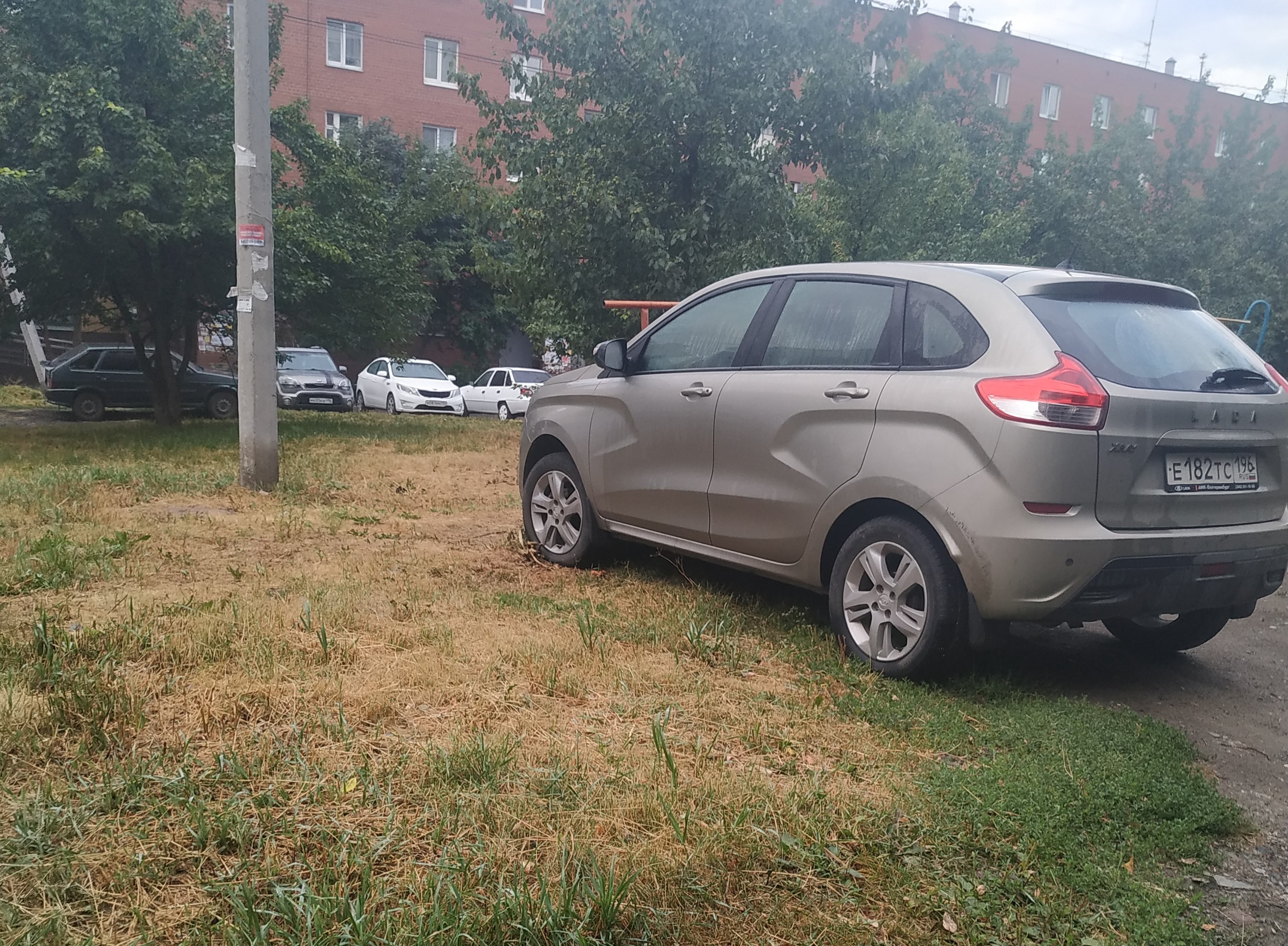 «Я паркуюсь как...»: в Екатеринбурге гряземесы победили депутатов и чиновников