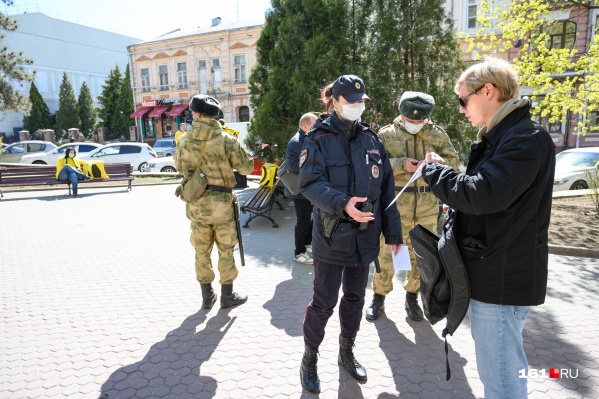 Некоторые патрульные ограничиваются проверкой документов, другие переписывают личные данные Некоторые патрульные ограничиваются проверкой документов, другие переписывают личные данные