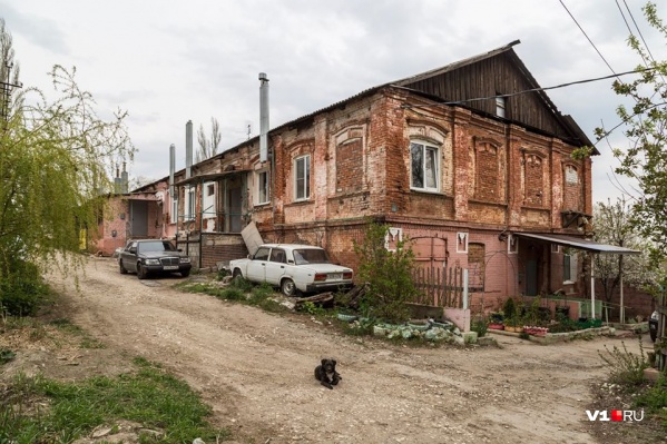 Строениям больше ста лет Строениям больше ста лет