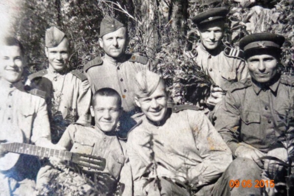 На привалах Леонид Фёдорович Киреев (на фото с гитарой) постоянно брал в руки музыкальный инструмент и пел песни вместе с сослуживцами На привалах Леонид Фёдорович Киреев (на фото с гитарой) постоянно брал в руки музыкальный инструмент и пел песни вместе с сослуживцами