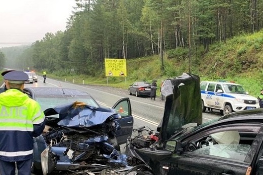 Водитель Mitsubishi Lancer выехал на встречную полосу Водитель Mitsubishi Lancer выехал на встречную полосу 
