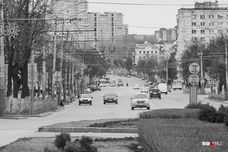 Наверняка вам будет сложно угадать место. А это перспектива улицы Ленина — от перекрестка с улицей Попова 
