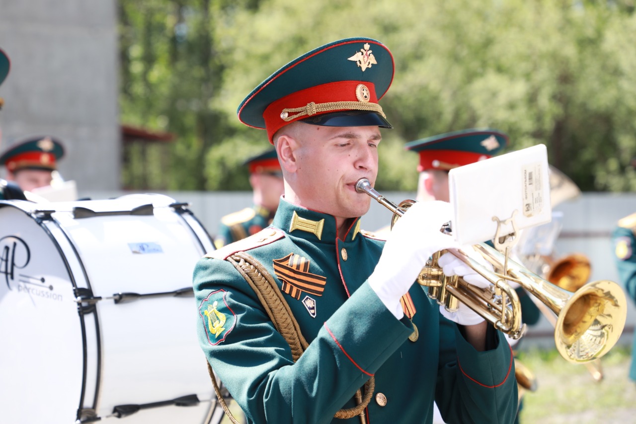 В исполнении военного оркестра. Оркестр НВВКУ. Военный оркестр. Военные музыканты. Военный оркестр Новосибирск.