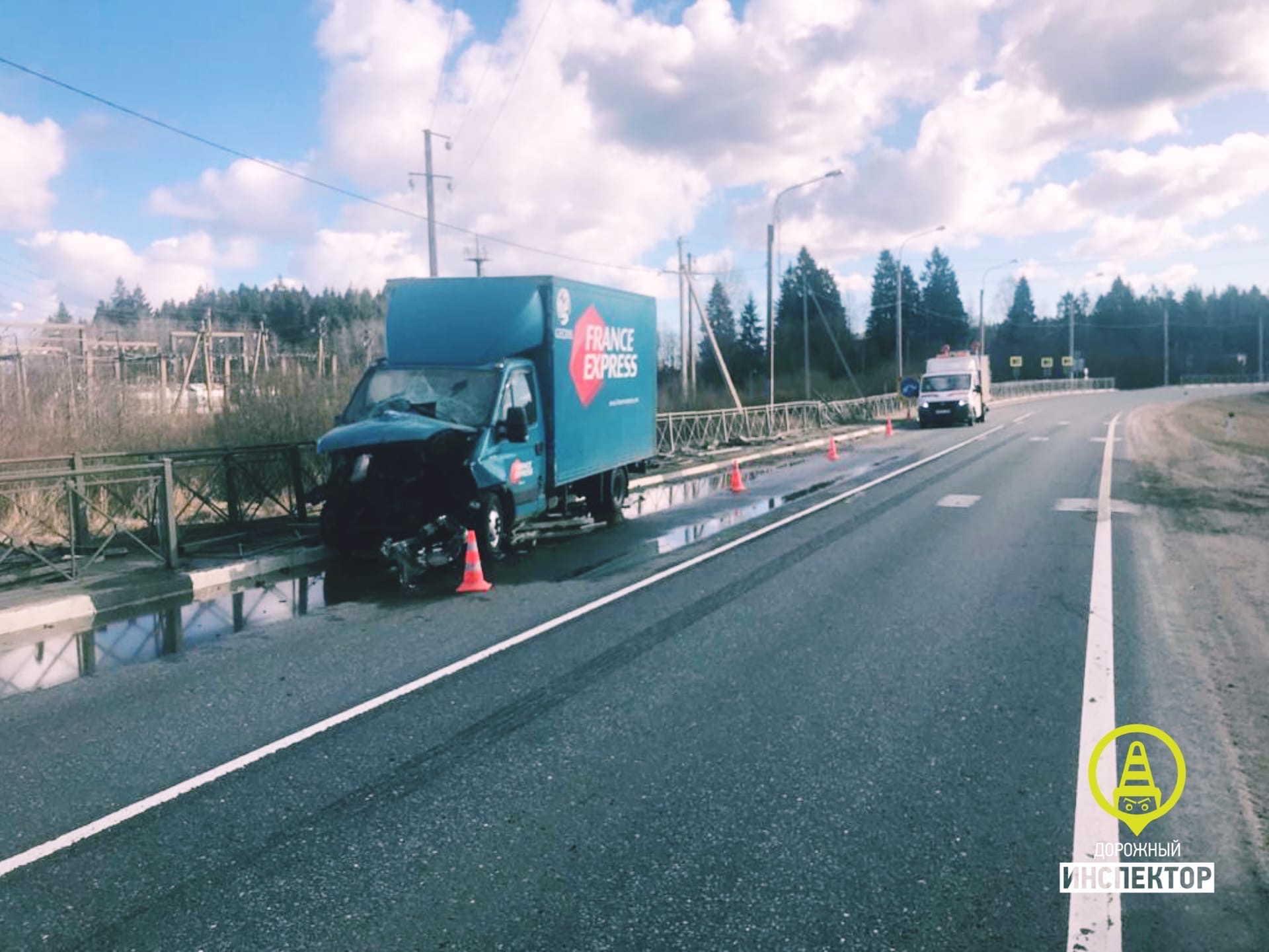 Доставка не доехала: грузовик на трассе Вологда — Новая Ладога, смахнув ограждения, снёс себе часть кабины