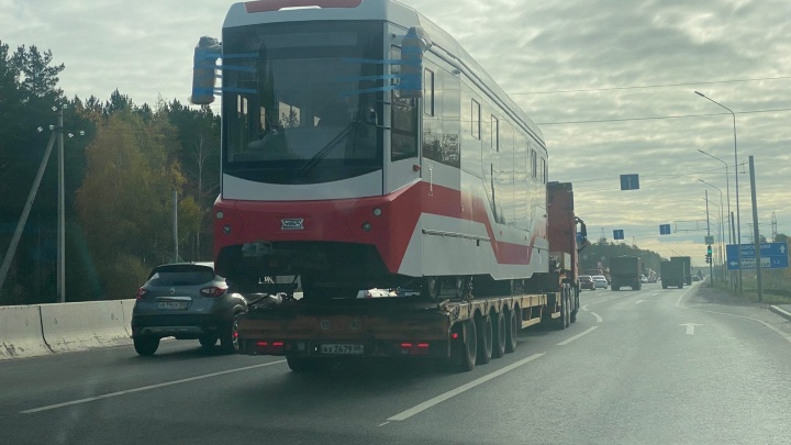По Тюмени проехали грузовики с новыми трамваями