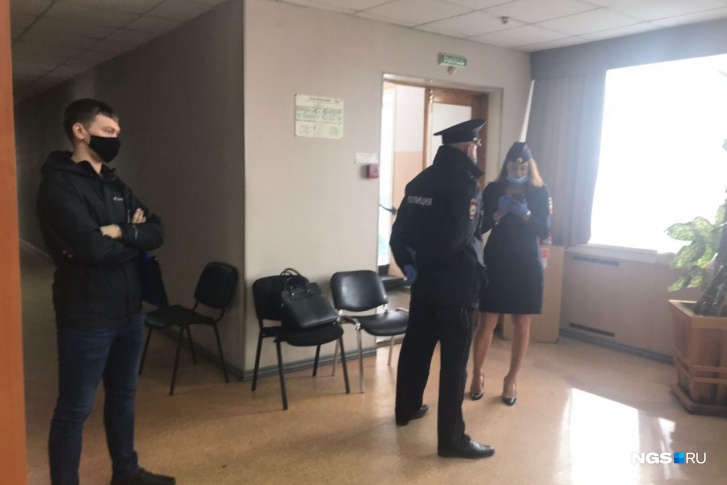 Корреспондент НГС сообщает, что на избирательном участке работает полиция Корреспондент НГС сообщает, что на избирательном участке работает полиция