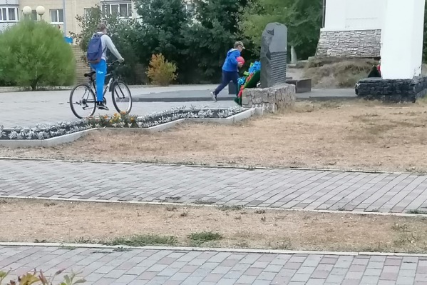 Жители Боровского опубликовали в соцсетях фото, на которых дети играли у мемориала Победы и пинали мяч в мемориал Жители Боровского опубликовали в соцсетях фото, на которых дети играли у мемориала Победы и пинали мяч в мемориал
