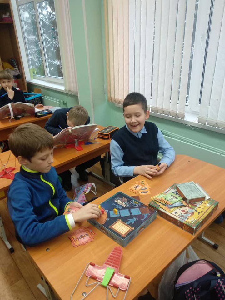 Пока кто-то играет, кто-то делает уроки Пока кто-то играет, кто-то делает уроки
