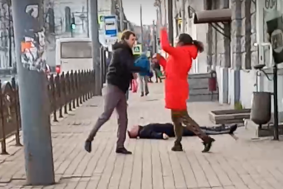Досталось даже женщине: в Сети выложили видео драки на центральной улице Ярославля