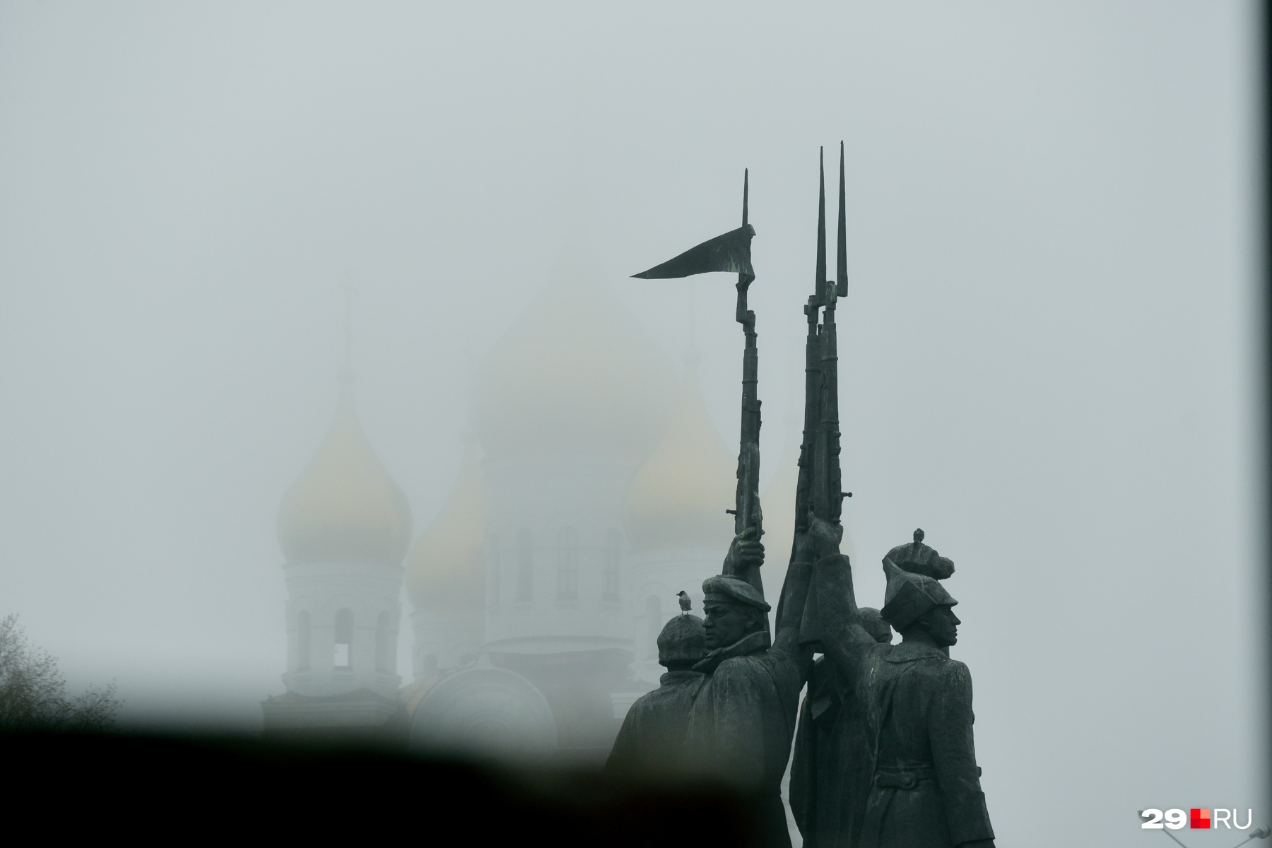 Попробуйте узнать: показываем родной Архангельск, окутанный пеленой тумана — фоторепортаж