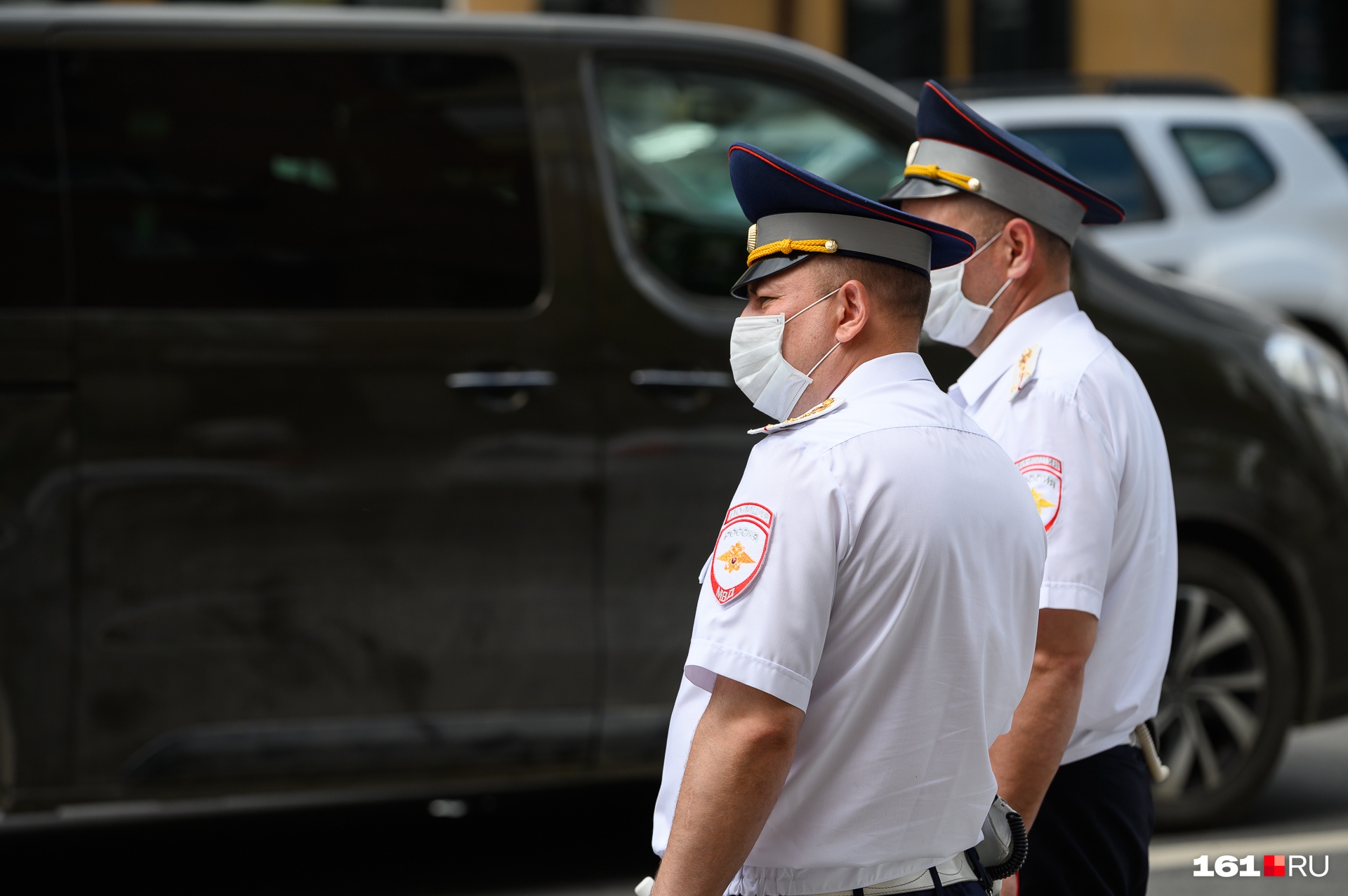Нарушитель самоизоляции из Каменска-Шахтинского напал на полицейского