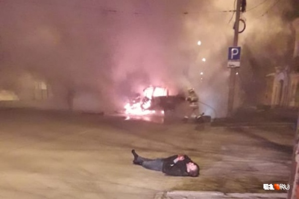 Александра достали из горящей машины очевидцы, его пассажирку спасти не смогли Александра достали из горящей машины очевидцы, его пассажирку спасти не смогли