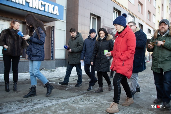 Снегопад был ещё на прошлой неделе, сейчас всё активно тает, но вывозить снег и посыпать лёд не начали до сих пор Снегопад был ещё на прошлой неделе, сейчас всё активно тает, но вывозить снег и посыпать лёд не начали до сих пор