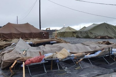 Последствия сильного ветра в палаточном городке, где держат вахтовиков Последствия сильного ветра в палаточном городке, где держат вахтовиков