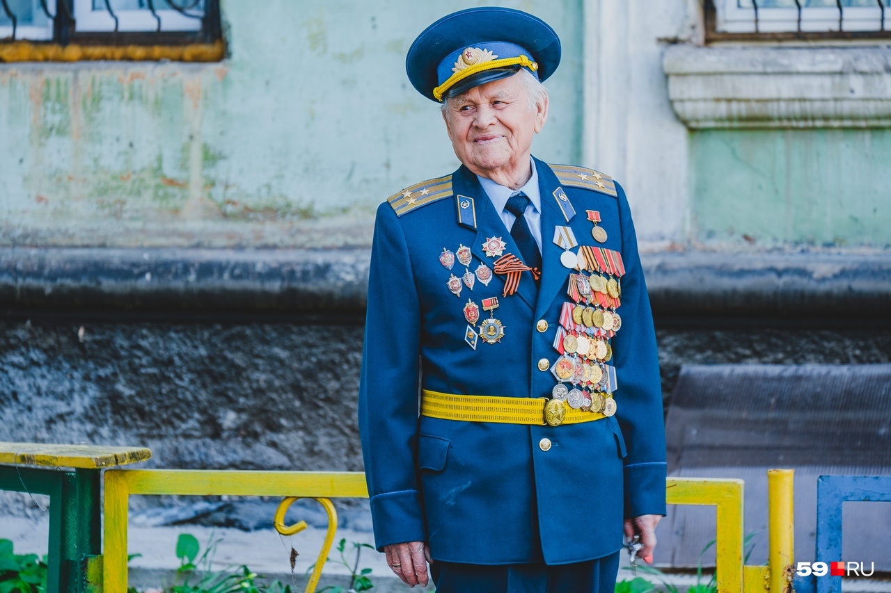 Вот так Макар Максимович встретил исполнительниц Вот так Макар Максимович встретил исполнительниц