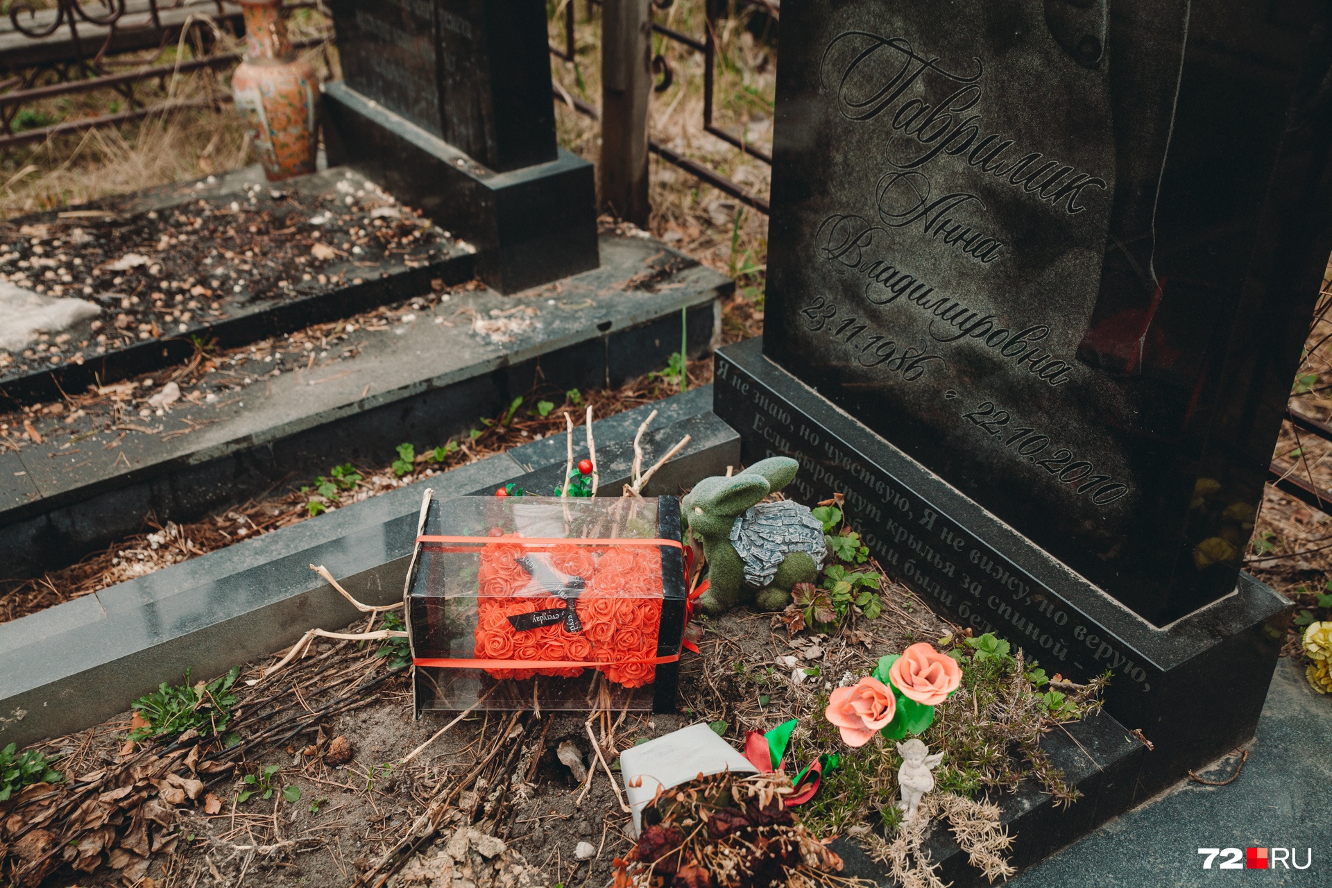 Пасхальный заяц и фигурный букет из роз в форме мишки украшают надгробье молодой женщины