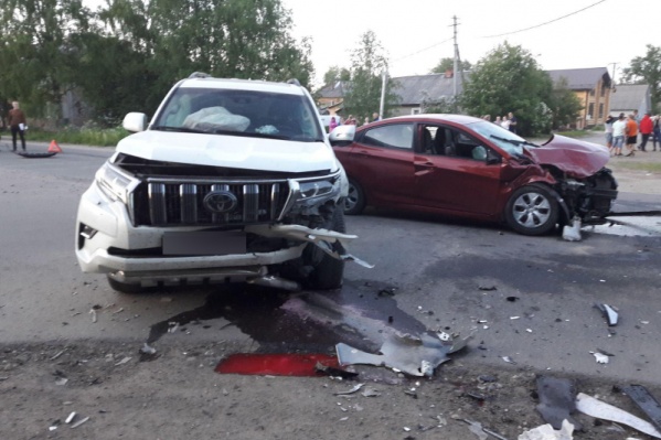 Очевидцы говорят, что в этом месте дорога узкая Очевидцы говорят, что в этом месте дорога узкая
