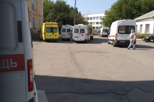 На фото вошли восемь машин, но на самом деле их было почти в три раза больше На фото вошли восемь машин, но на самом деле их было почти в три раза больше