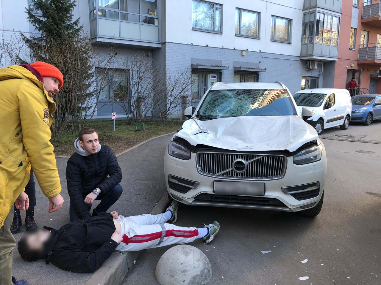 молодой человек упал на volvo