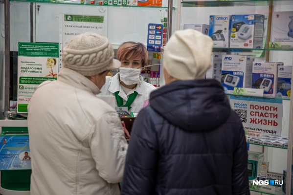 Почти весь март в аптеках было трудно найти маски. Даже некоторым фармацевтам приходилось носить самодельные Почти весь март в аптеках было трудно найти маски. Даже некоторым фармацевтам приходилось носить самодельные