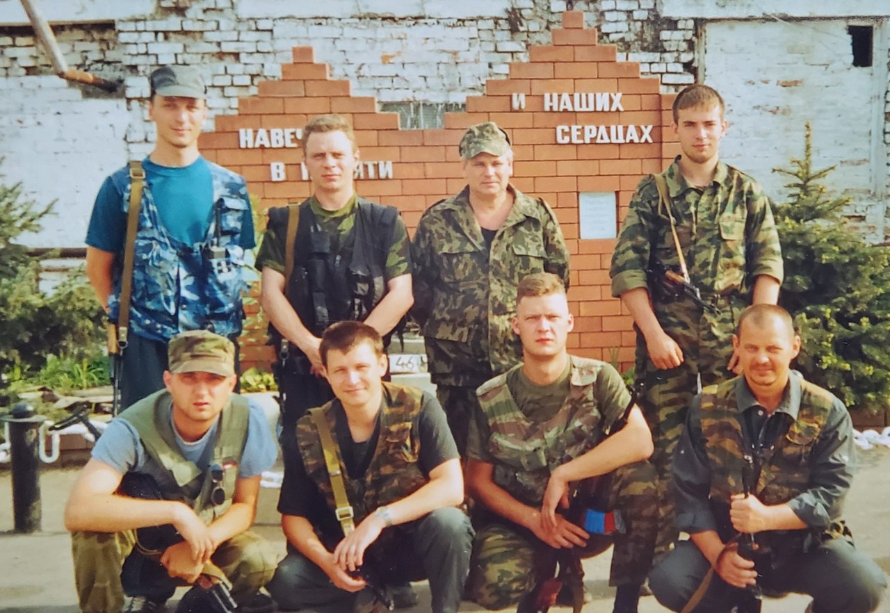 Сотрудники ОБЭП Челябинской области у памятника погибшим в Аргуне. Слева направо: верхний ряд — Илья Прудилко, Андрей Кобяков, Александр Енбахтов, Алексей Мартынов; нижний ряд — Иван Мельник, сотрудник уголовного розыска, Дмитрий Желещенко, Валерий Лобанов (его 2 июля вытащат из-под завалов разрушенной базы) Сотрудники ОБЭП Челябинской области у памятника погибшим в Аргуне. Слева направо: верхний ряд — Илья Прудилко, Андрей Кобяков, Александр Енбахтов, Алексей Мартынов; нижний ряд — Иван Мельник, сотрудник уголовного розыска, Дмитрий Желещенко, Валерий Лобанов (его 2 июля вытащат из-под завалов разрушенной базы)