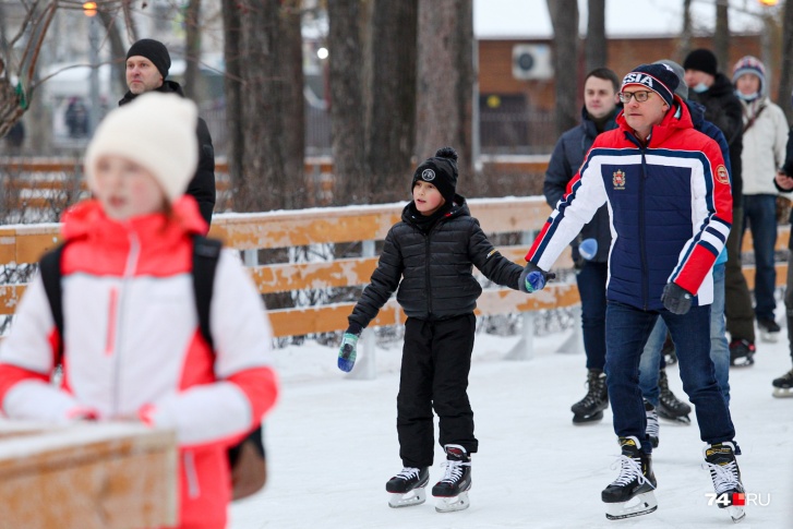 На коньках теперь можно кататься прямо по дорожкам в парке Терешковой