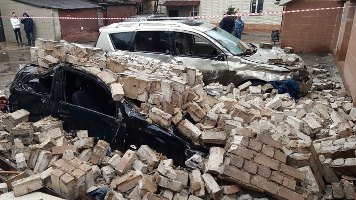 В Нижнем Новгороде кирпичная стена упала на припаркованные автомобили