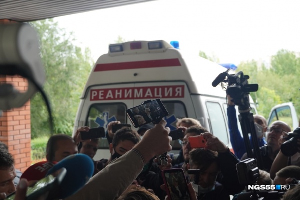 У здания больницы было многолюдно У здания больницы было многолюдно