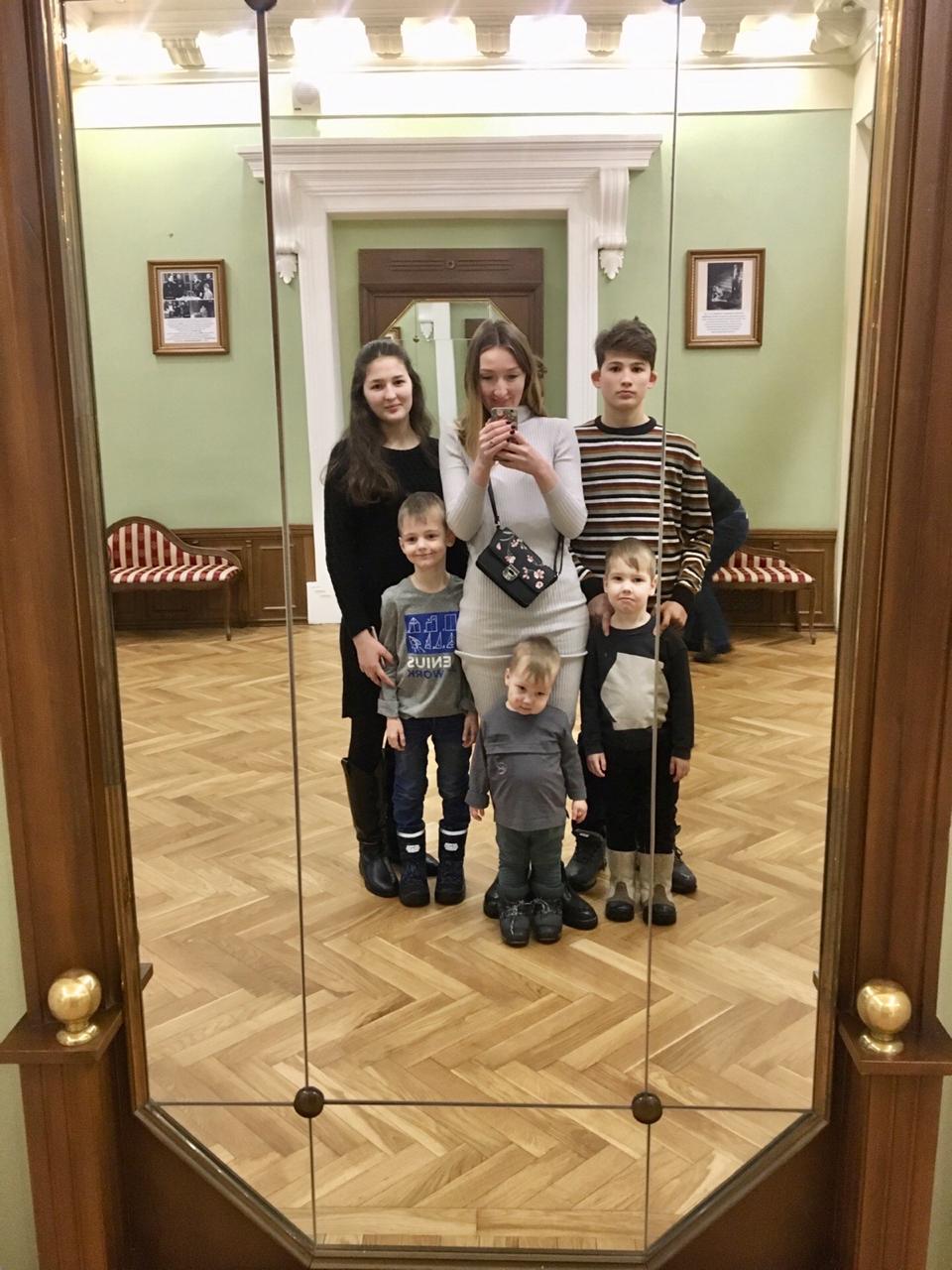 Большой семьей они живут уже год Большой семьей они живут уже год 
