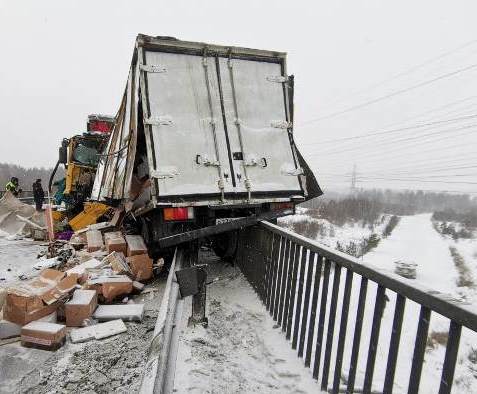 Водитель Iveco выехал на встречку Водитель Iveco выехал на встречку 