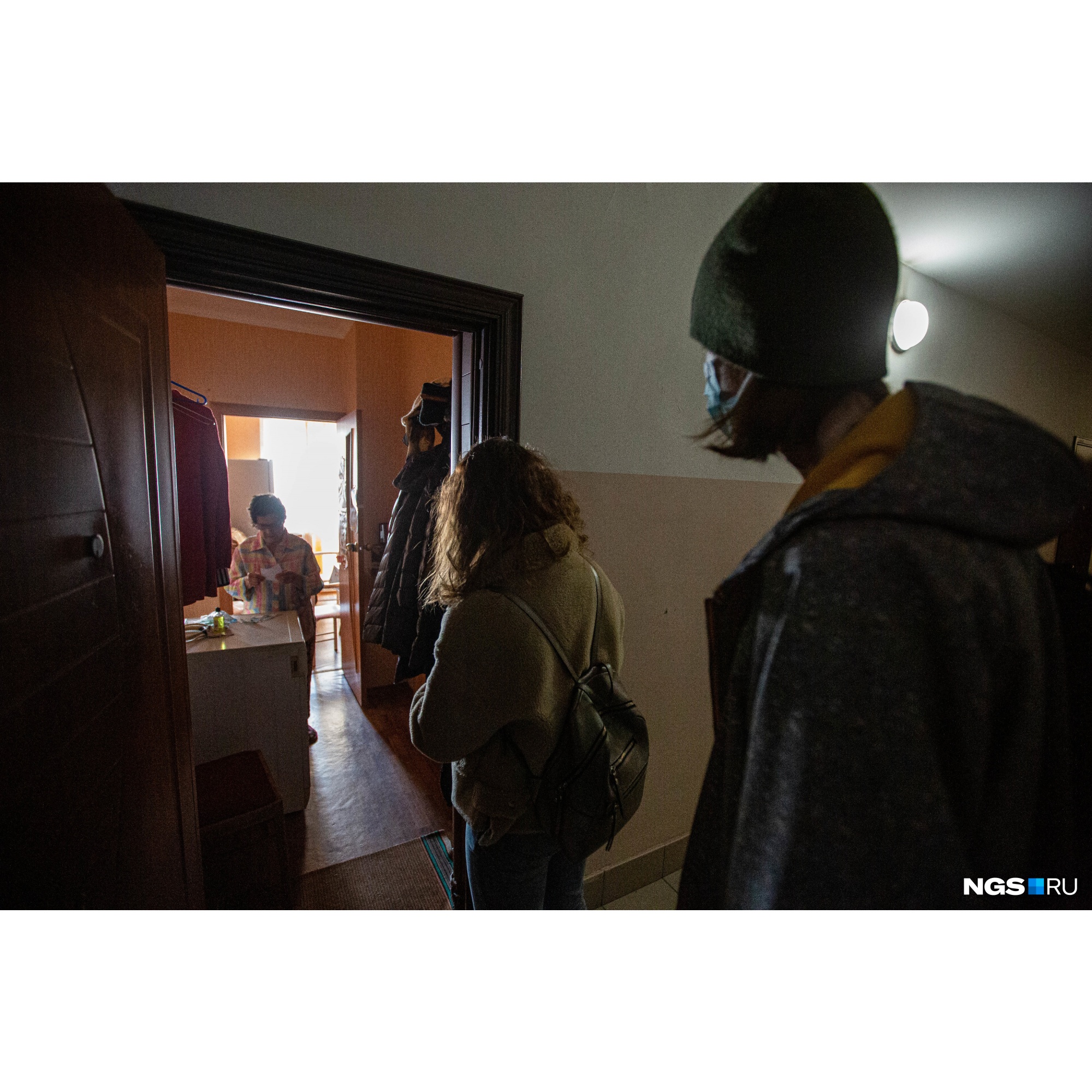 Волонтёры стараются избегать прямых контактов с пожилыми людьми, не заходят за порог квартиры и записывают список продуктов, согласовывая его с человеком Волонтёры стараются избегать прямых контактов с пожилыми людьми, не заходят за порог квартиры и записывают список продуктов, согласовывая его с человеком