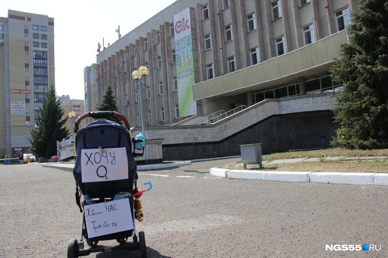 «Хочу О2»: омичка с ребёнком вышла на одиночный пикет из-за выбросов