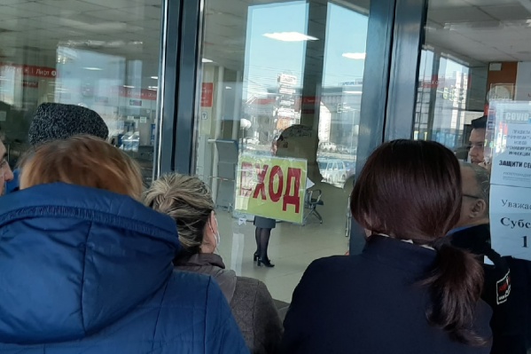 В МФЦ пускают по пять человек, остальные посетители толпятся в душном помещении В МФЦ пускают по пять человек, остальные посетители толпятся в душном помещении