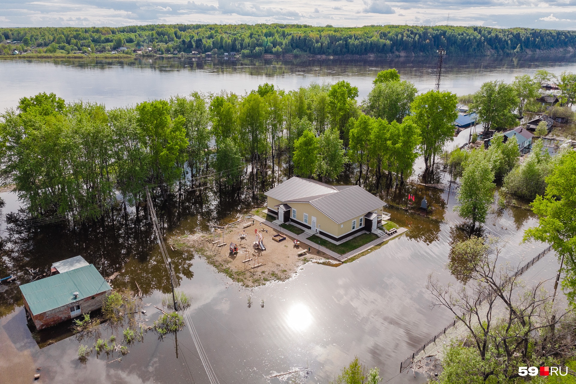 Вода пришла к домам Вода пришла к домам
