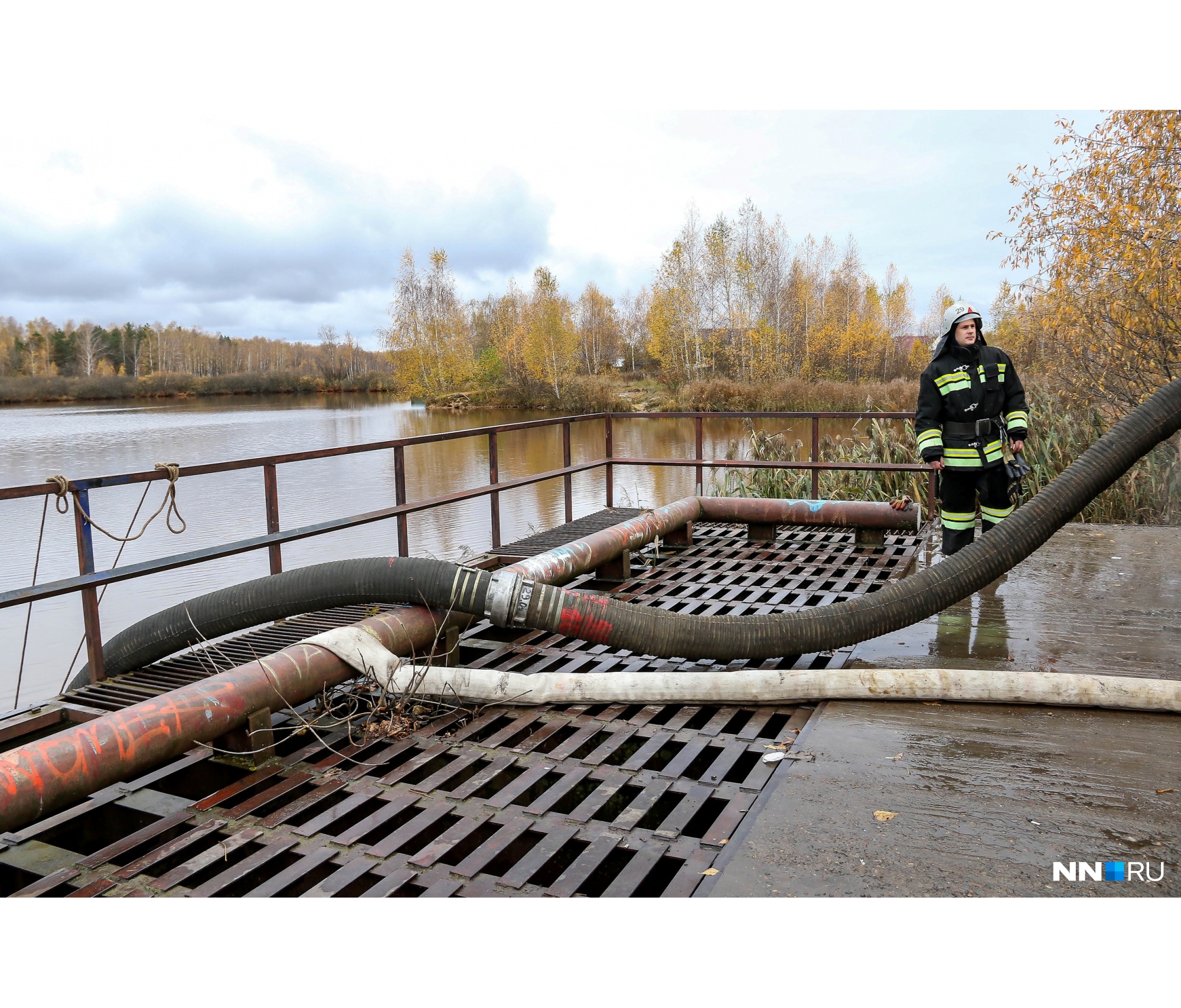 Пожарные протянули километровый шланг до ближайшего водоема Пожарные протянули километровый шланг до ближайшего водоема