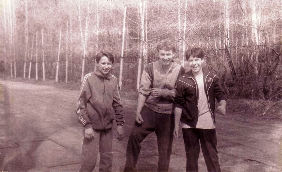 На этом снимке — первокурсники ГФ НГУ в сентябре 1991 года во время занятий физкультуры. Современные спортивные костюмы сильно отличаются от своих предшественников На этом снимке — первокурсники ГФ НГУ в сентябре 1991 года во время занятий физкультуры. Современные спортивные костюмы сильно отличаются от своих предшественников