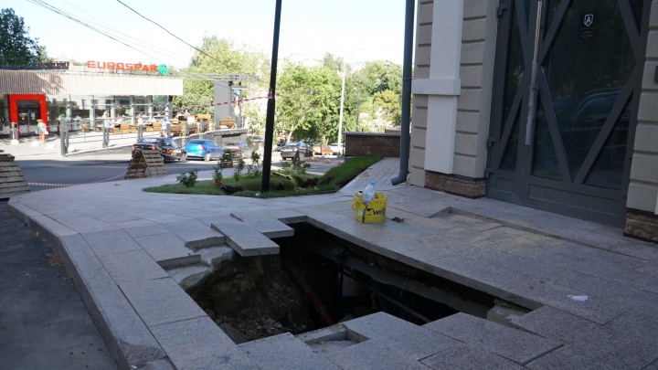 И снова провал: на улице Сергиевской возле нового дома обрушился тротуар