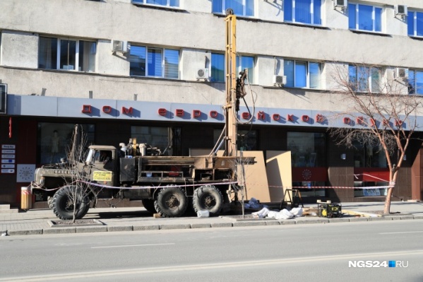 Весной и летом в центре буровые проверяли качество грунта <br> Весной и летом в центре буровые проверяли качество грунта <br>