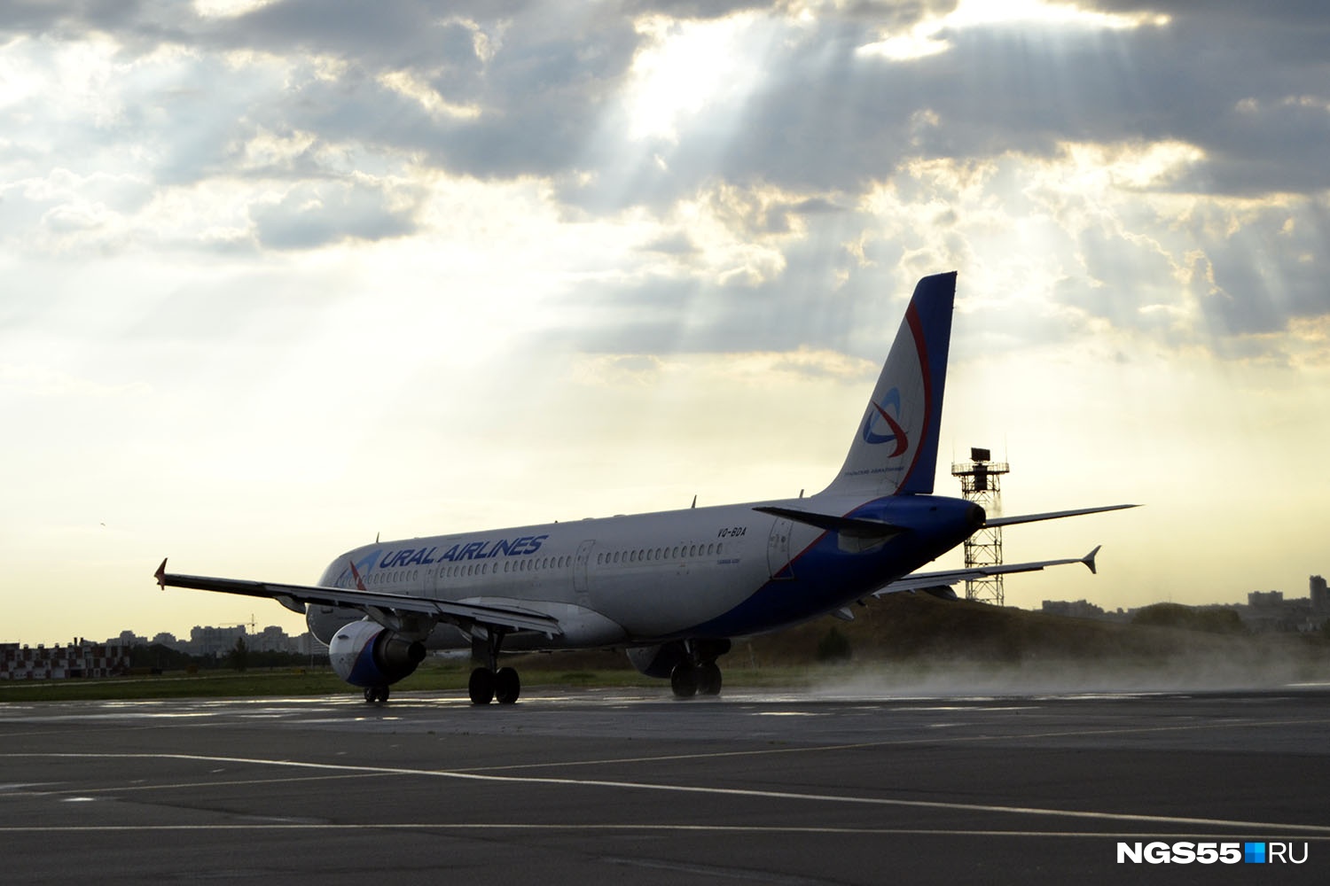 Самолет омск москва. Урал самолет Домодедово. Самолеты авиакомпаний в Омске. Уральские авиалинии самолет в Турцию.