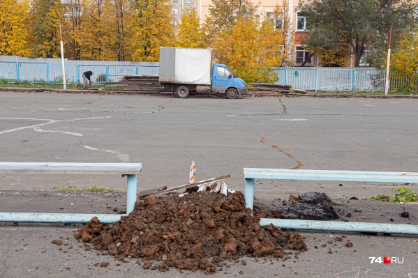 Старые хоккейные площадки преобразят до начала сезона. Это площадка на Салавата Юлаева, и здесь уже начались работы Старые хоккейные площадки преобразят до начала сезона. Это площадка на Салавата Юлаева, и здесь уже начались работы