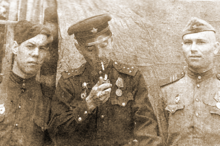 На войне Виктору Никифорову (слева) очень повезло с командиром (в центре). Он берёг его, как своего сына