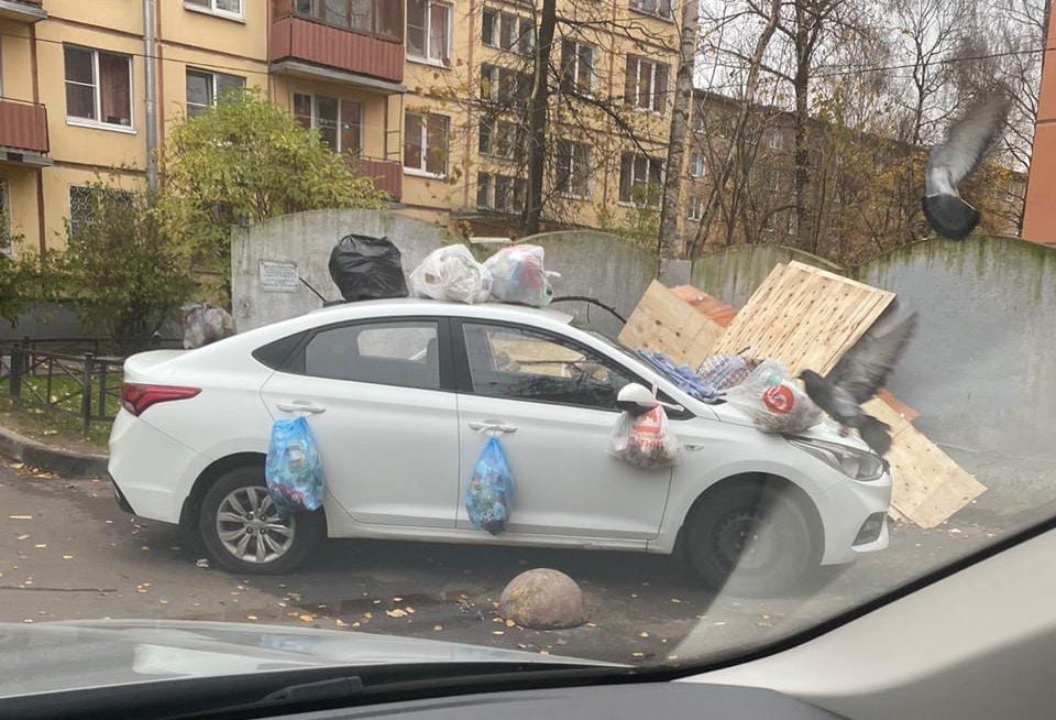 В Петербурге один горе-парковщик остановил трамваи, другой получил «подарки»