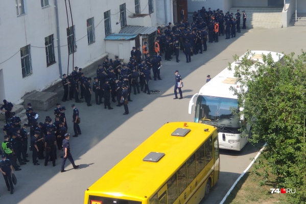 На распорядке военного вуза выявление COVID-19 сказалось мало. Там, например, по-прежнему проводят общие построения, при которых соблюдать социальную дистанцию в 1,5–2 метра проблематично На распорядке военного вуза выявление COVID-19 сказалось мало. Там, например, по-прежнему проводят общие построения, при которых соблюдать социальную дистанцию в 1,5–2 метра проблематично