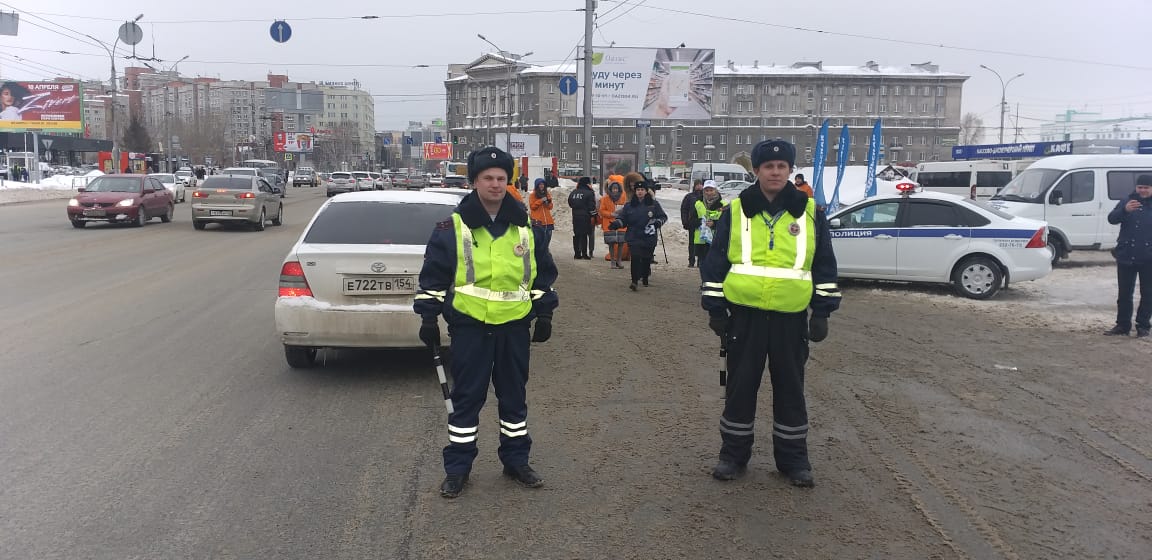 сотрудники ГИБДД поздравляют водителей около вокзала сотрудники ГИБДД поздравляют водителей около вокзала 