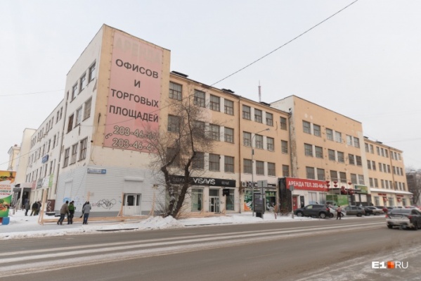 Рабочие уже начали демонтировать оригинальную часть конструктивистского здания Рабочие уже начали демонтировать оригинальную часть конструктивистского здания
