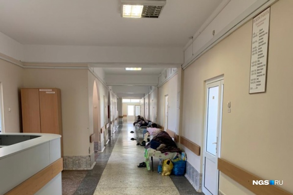Пациенты инфекционных госпиталей пожаловались НГС на переполненность больниц — некоторых кладут на койки в коридорах Пациенты инфекционных госпиталей пожаловались НГС на переполненность больниц — некоторых кладут на койки в коридорах