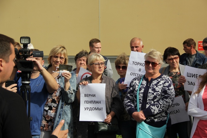 Жители Урдомы встретили врио губернатора с палакатами Жители Урдомы встретили врио губернатора с палакатами