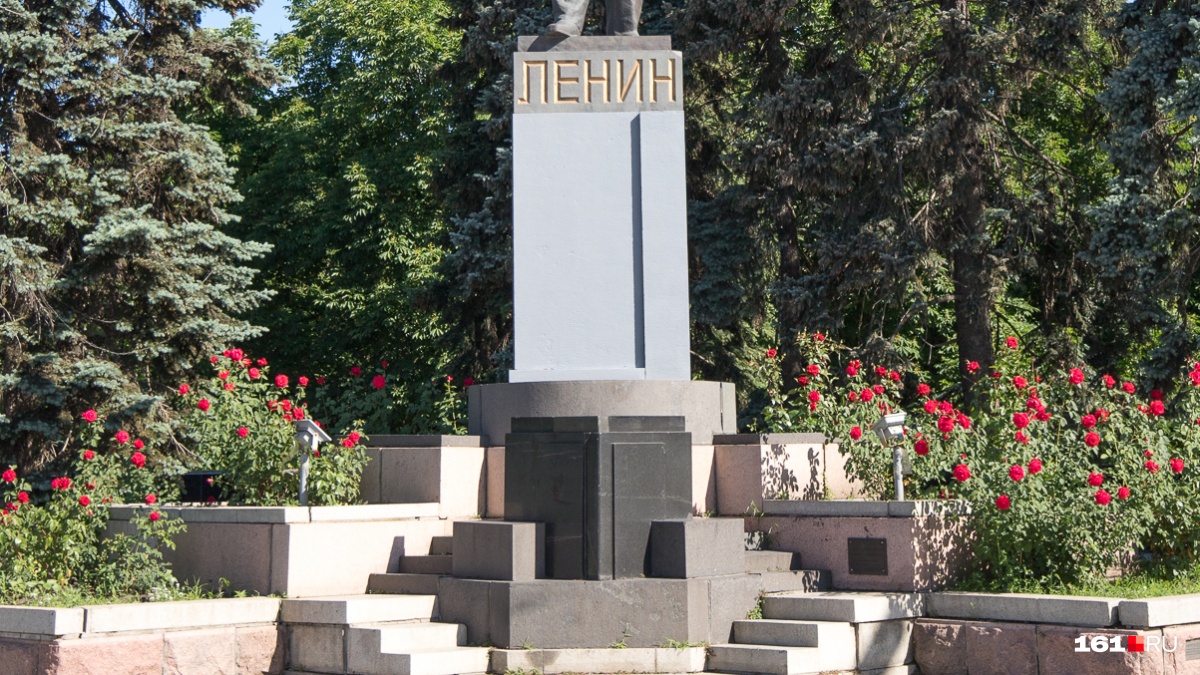 Все знают памятник Ленину у входа в парк Горького. Внимание, вопрос: какую руку вождь протягивает вперед?